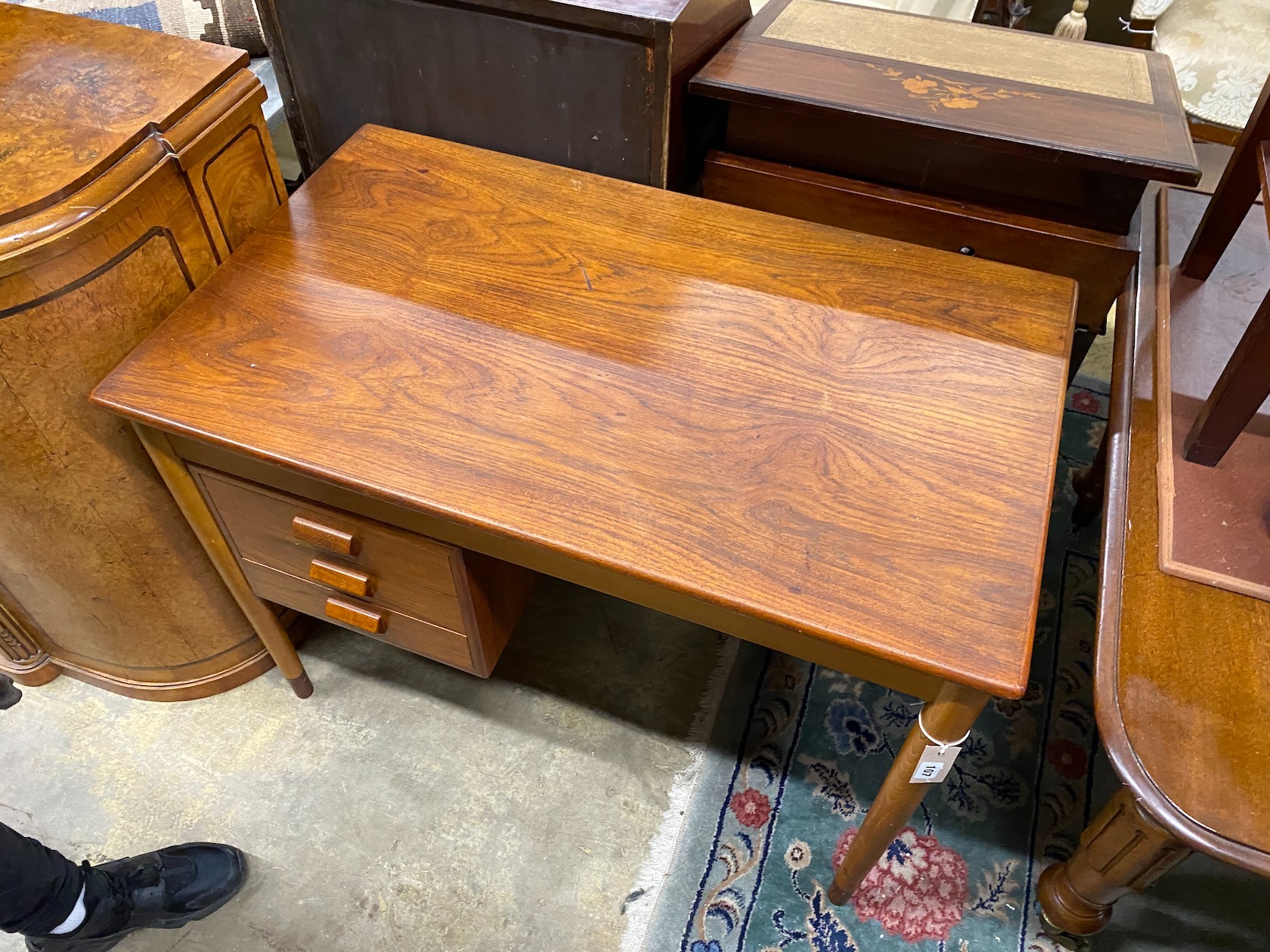 A Borge Mogensen for Soborg Mobelfabrik teak desk, model 131, length 100cm, depth 60cm, height 74cm